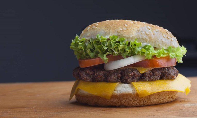 Mesni lobi pohvalio vegetarijanski hamburger: “Ima realističan okus mesa“